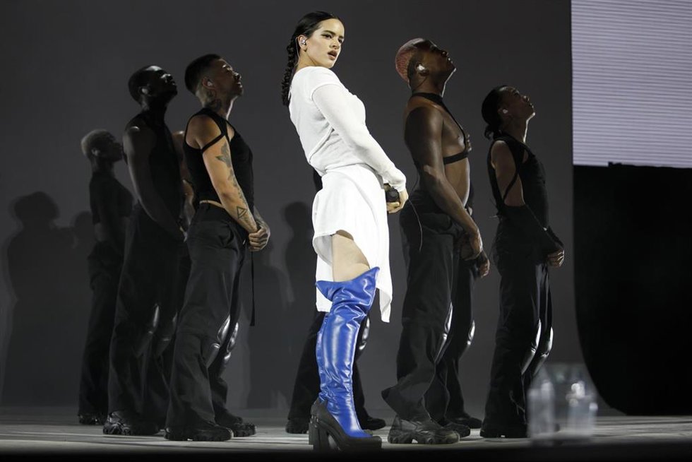 Archivo - La cantante Rosalía, en el tercer concierto de la gira mundial 'Motomami World Tour' a 12 de julio de 2022 en la Plaza de Toros de Granada (Andalucía, España)