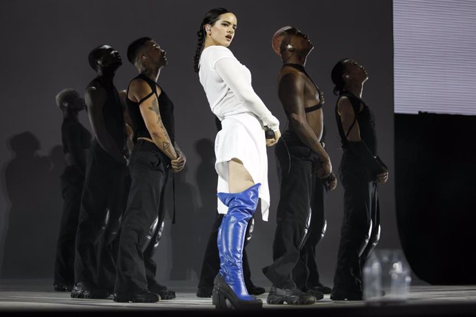 Archivo - La cantante Rosalía, en el tercer concierto de la gira mundial 'Motomami World Tour' a 12 de julio de 2022 en la Plaza de Toros de Granada (Andalucía, España)
