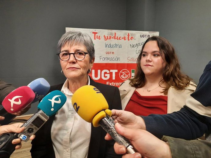 La secretaria general de UGT Extremadura, Patrocinio Sánchez, y la técnica de Igualdad de Malvluna, Alba Redondo, en declaraciones a los medios
