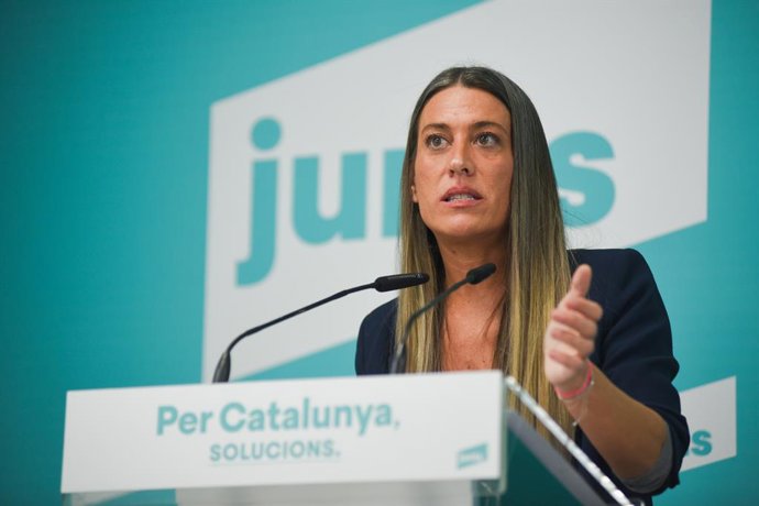 A porta-voz do Junts no Congresso, Miriam Nogueras, durante uma coletiva de imprensa, em 4 de março de 2024, em Barcelona, Catalunha (Espanha). Puigdemont alegou que o acordo entre o PSOE e seu partido para a delegação de competências no campo da