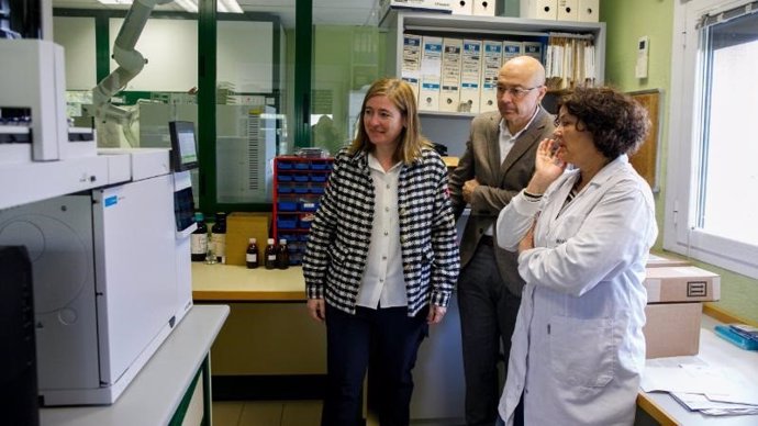 La consejera de Agricultura, Ganadería, Mundo Rural y Medio Ambiente, Noemí Manzanos, junto con el director general de Desarrollo Rural, David Martín, presenta la nueva adquisición de equipos para el laboratorio regional