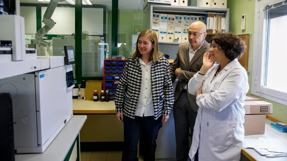 La consejera de Agricultura, Ganadería, Mundo Rural y Medio Ambiente, Noemí Manzanos, junto con el director general de Desarrollo Rural, David Martín, presenta la nueva adquisición de equipos para el laboratorio regional
