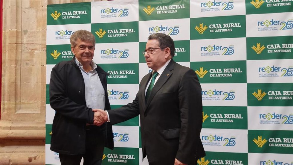 El presidente de Caja Rural de Asturias, Fernando Martínez y el presidente de la Red de Desarrollo Rural, Reader, Belarmino Fernández han firmado este miércoles un nuevo convenio en el que vuelven a dejar patente su compromiso con el medio rural asturia