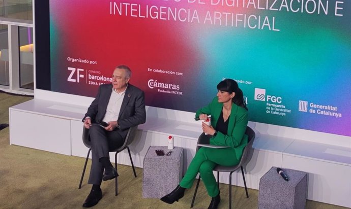 La secretaria de Estado de Digitalización e Inteligencia Artificial, María González, junto con el delegado del Estado en el Consorci de la Zona Franca de Barcelona (CZFB), Pere Navarro.