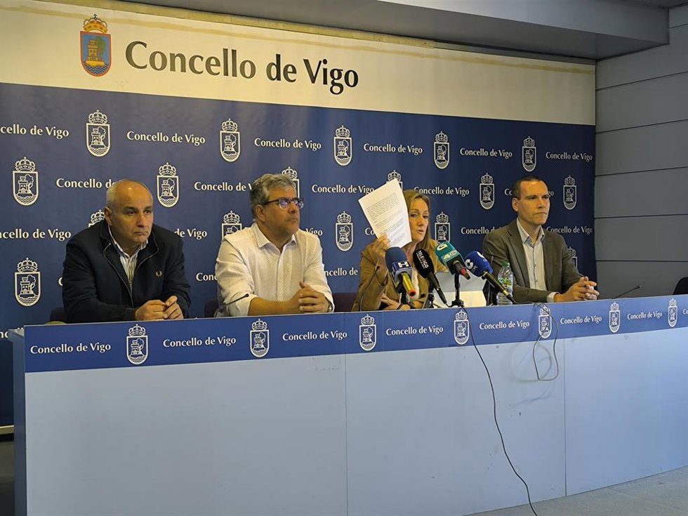 La concejal del PP, Luisa Sánchez, exhibe el acta del pleno en el que el PSOE apoyó la supresión del peaje en la AP-9 entre Vigo y O Porriño.
