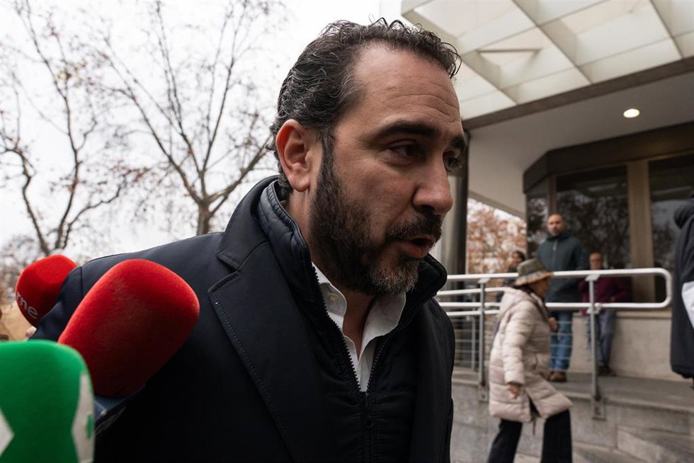 Archivo - Víctor de Aldama a su llegada a los Juzgados de Plaza de Castilla, a 22 de enero de 2025, en Madrid (España). El juez que investiga a Begoña Gómez interroga hoy, en calidad de testigos, a los representantes de Google Spain, Indra y Telefónica