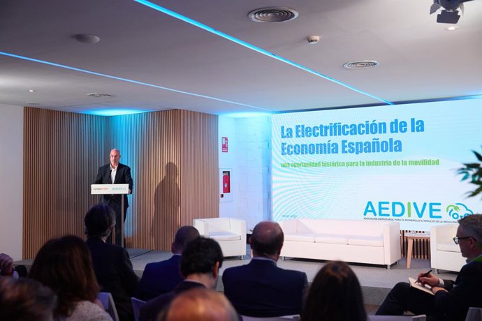 El director general de AEDIVE, Arturo Pérez de Lucía, durante un encuentro informativo de Europa Press con la Asociación Empresarial para el Desarrollo e Impulso de la Movilidad Eléctrica (AEDIVE).