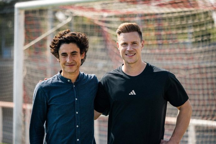 El CEO y cofundador de Stoïk, Jules Veyrat, con el portero y primer capitán del FC Barcelona, Marc-André Ter Stegen