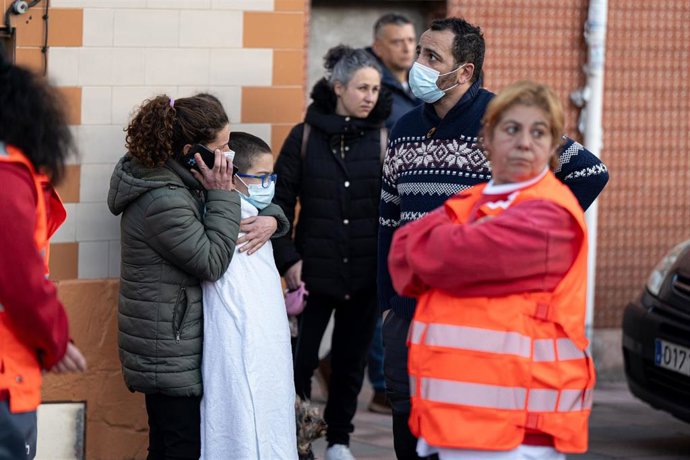Varias personas tras una explosión de gas que ha dejado 18 heridos, en la calle Ramón y Cajal de Mieres, a 3 de marzo de 2025, en Mieres, Asturias (España). 