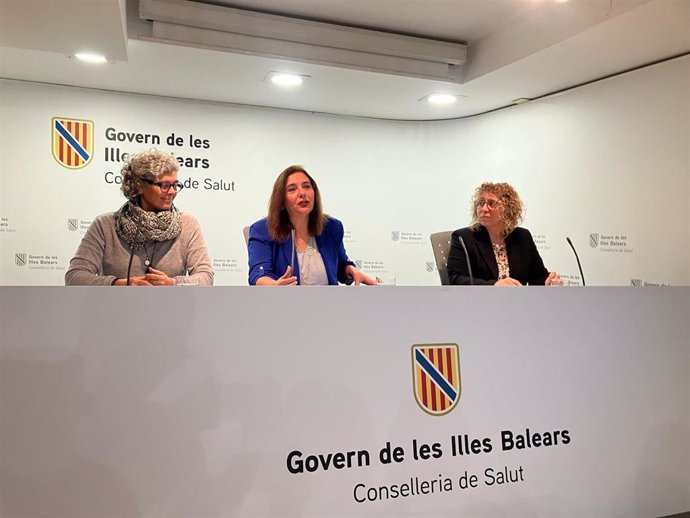 La consellera de Salud, Manuela García (c), en la rueda de prensa de este miércoles.