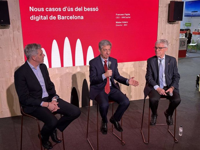 El investigador del BCS, Fernando Cucchetti (i), el ceo de MWCapital, Francesc Fajula (c) y el director del BSC, Mateo Valero (d) presentan los nuevos casos del gemelo digital de Barcelona.
