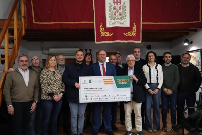 Acto de los 25 Grupos de Desarrollo Rural y Recamder de entrega de 52.000 euros a Letur y Mira para paliar los efectos ocasionados por la dana en ambos municipios.