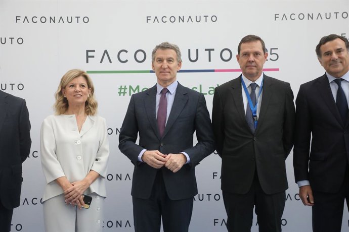 (E-D) A presidente da Faconauto, Marta Blázquez; e o presidente do PP, Alberto Núñez Feijóo (c), posam em sua chegada ao Congresso Anual da associação de empregadores de revendedores, Faconauto, no centro de congressos municipal IFEMA, em 5 de março de 20