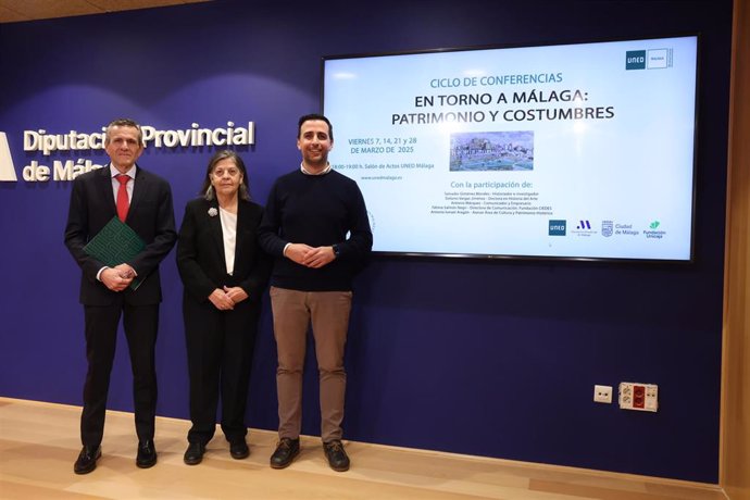 El diputado provincial de Educación, Juventud y Mayores, José Santaolalla, junto a Luis Grau, director de la UNED Málaga, y María Dolores Rasero, en representación de la Asociación Pro Tradiciones Malagueñas 'La Coracha'
