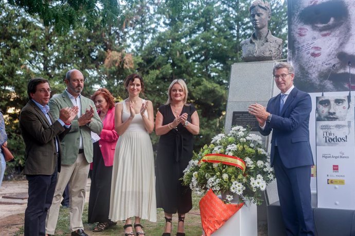 Archivo - El presidente del PP, Alberto Núñez Feijóo (d), interviene durante un acto de homenaje al concejal del PP, Miguel Ángel Blanco, en el 27º aniversario de su asesinato 