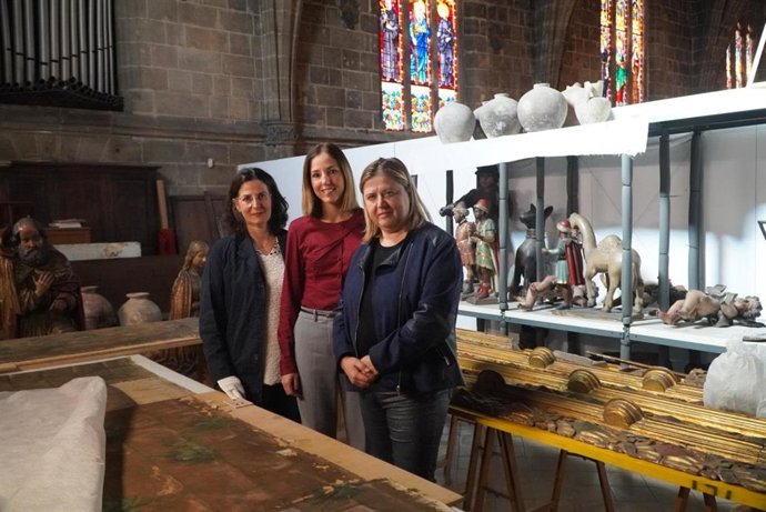 La directora insular de Patrimonio, Maribel Arnau, la vicepresidenta y consellera de Cultura, Antònia Roca, y la conservadora del Consell de Mallorca, Catalina Andreu