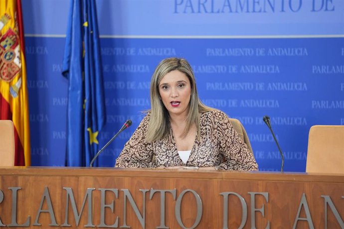 La portavoz del Grupo Socialista en el Parlamento andaluz, María Márquez, en rueda de prensa.