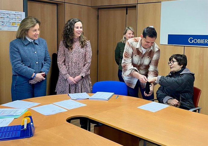 Procedimiento de admisión de alumnado para el curso 2025-2026 con el sorteo del orden alfabético para resolver posibles empates.