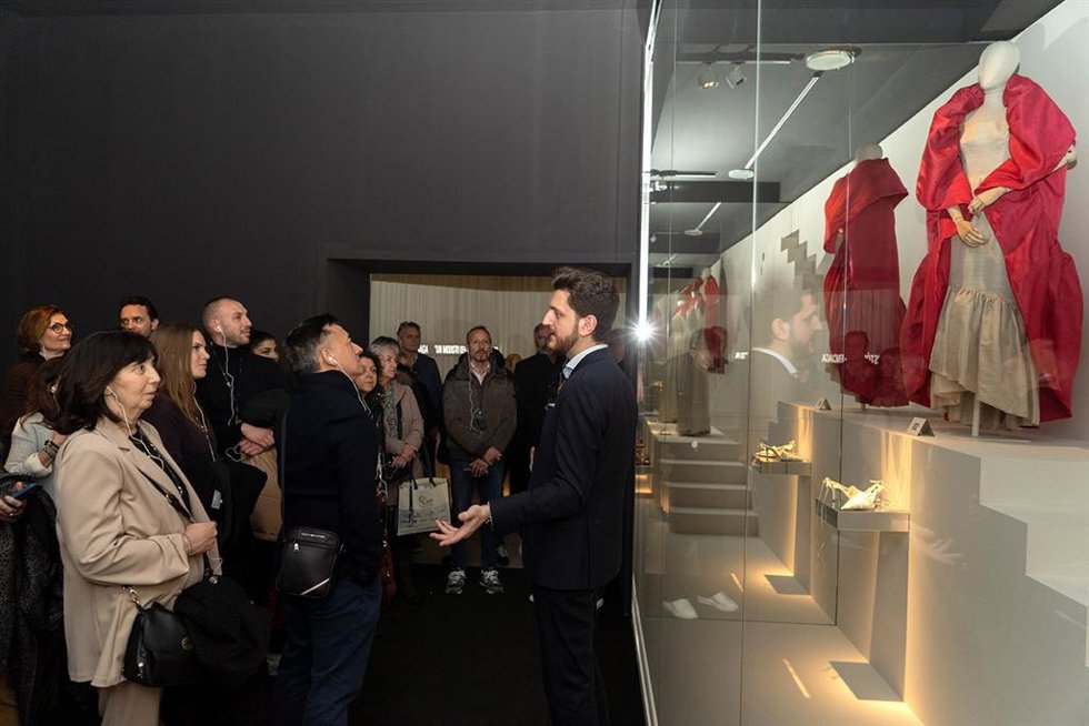Turespaña promociona en Milán una exposición del diseñador Cristóbal Balenciaga.