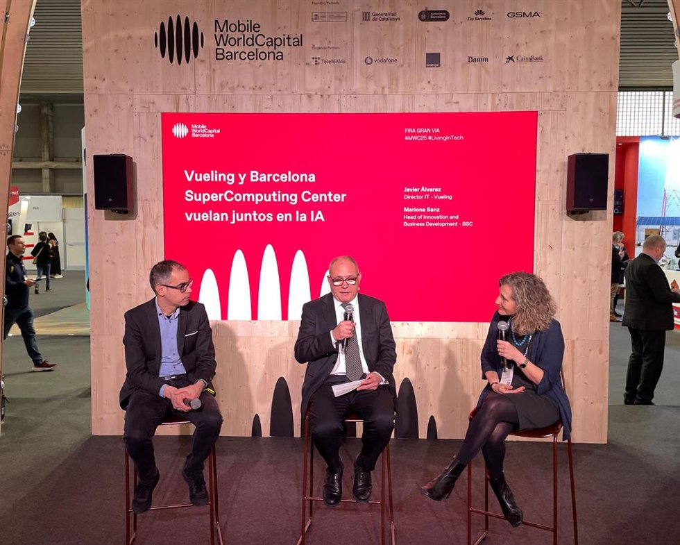 El director IT de Vueling, Javier Álvarez, y la responsable de Innovation and Business Development del BSC, Mariona Sanz, durante la sesión IA aplicada a la experiencia de cliente de la Mobile World Capital (MWCapital)