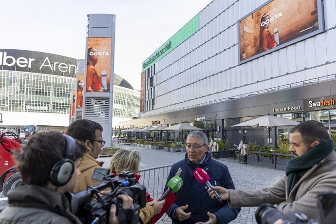 Francisco Salado, presidente de la Diputación y de Turismo Costa del Sol, presenta la campaña de promoción en Uber Platz, uno de los lugares más emblemáticos de la capital alemana.