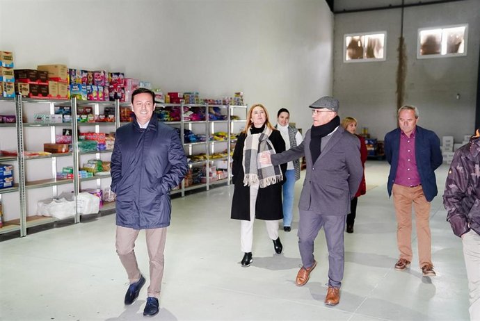 El presidente de la Diputación de Almería, Javier Aureliano García, durante su visita al polígono industrial de Taberno (Almería).