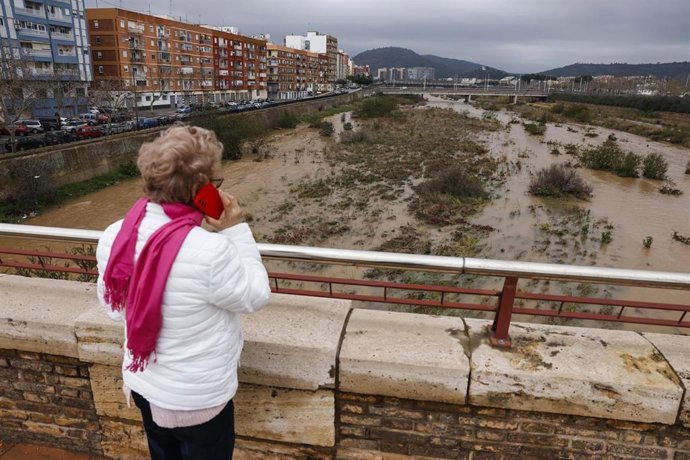 Vecinos de Sagunto durante la crecida del río Palancia a su paso por Sagunto