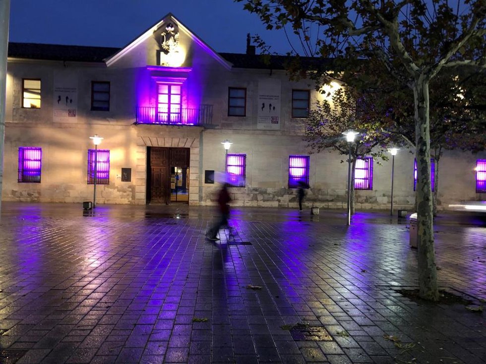 El rectorado de la UCLM iluminado por el 8M.