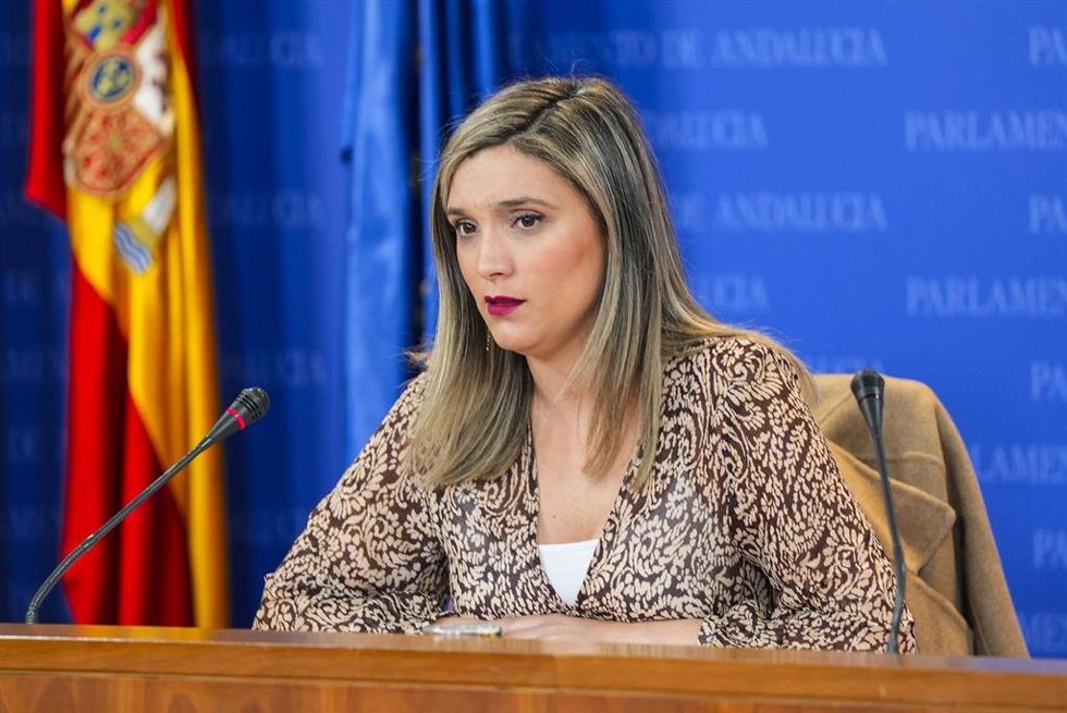 La portavoz del Grupo Parlamentario Socialista, María Márquez, durante la ronda de ruedas de prensa de portavoces de los grupos parlamentarios en el Parlamento de Andalucía, a 5 de marzo de 2025 en Sevilla (Andalucía, España). Los portavoces de los grup