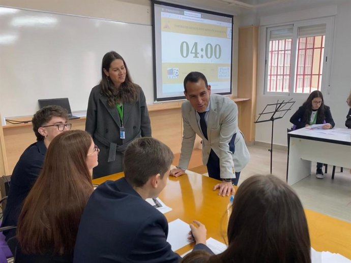 Solano conversa con participantes en la fase provincial del V Torneo de Debate Educativo.