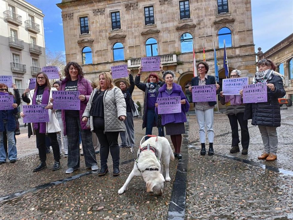 Representantes del Movimiento Feminista asturiano durante una rueda de prensa en la plaza Mayor de Gijón, con motivo de la celebración en el municipio gijonés de la manifestación del 8M, por el Día Internacional de la Mujer
