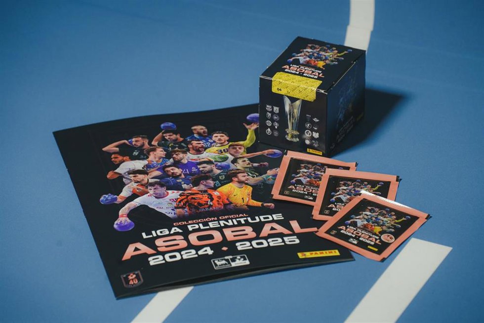 Archivo - Imagen de un album y de una caja de cromos de la colección de la Liga Plenitude 24-25