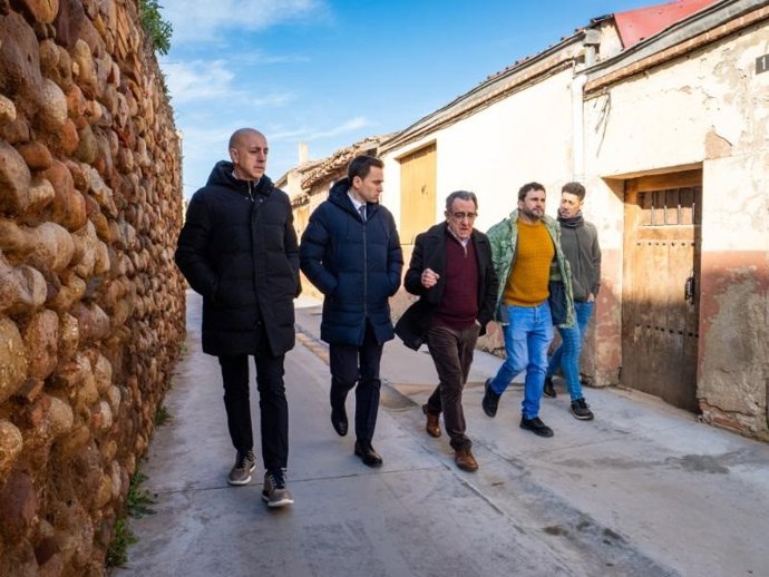 El consejero de Política Local, Infraestructuras y Lucha contra la Despoblación, Daniel Osés, en su visita a la urbanziación de Alesón