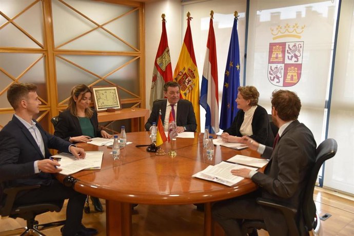 La ministra plenipotenciara de Países Bajos se interesa en CyL por sus políticas de cooperación con la Raya de Portugal.