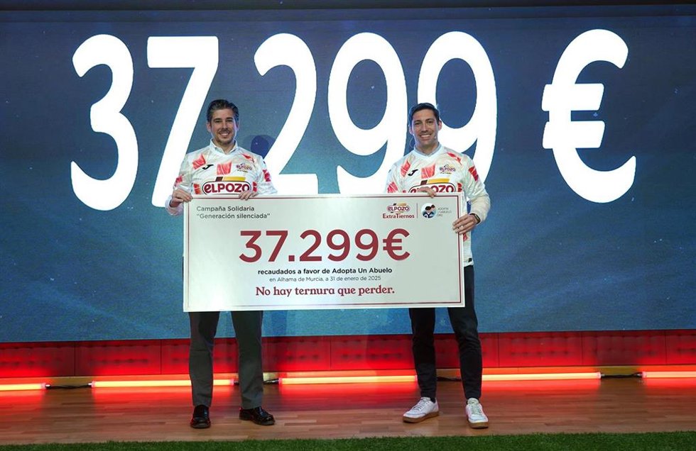 Archivo - Juan Antonio Cánovas, director comercial fresco (izda.) entrega el cheque a Alberto Cabanes, CEO y fundador de AUA (Adopta un Abuelo) (dcha.)