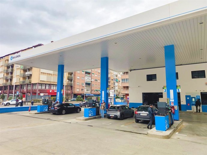 Ballenoil comienza a operar en Granada con la céntrica gasolinera de Plaza Einstein