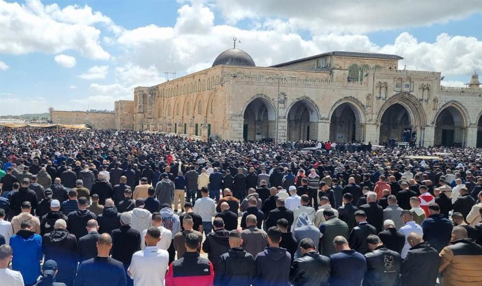 Archivo - Cientos de fieles musulmanes frente a la mezquita de Al Aqsa durante los rezos del Ramadán en 2024 (archivo)
