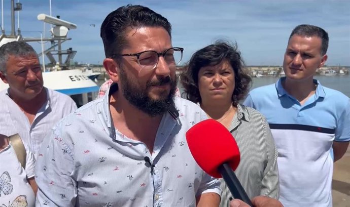 El coordinador provincial de IU en Cádiz, Jorge Rodríguez, atiende a los medios con la alcaldesa de Sanlúcar, Carmen Álvarez, en una imagen de archivo.