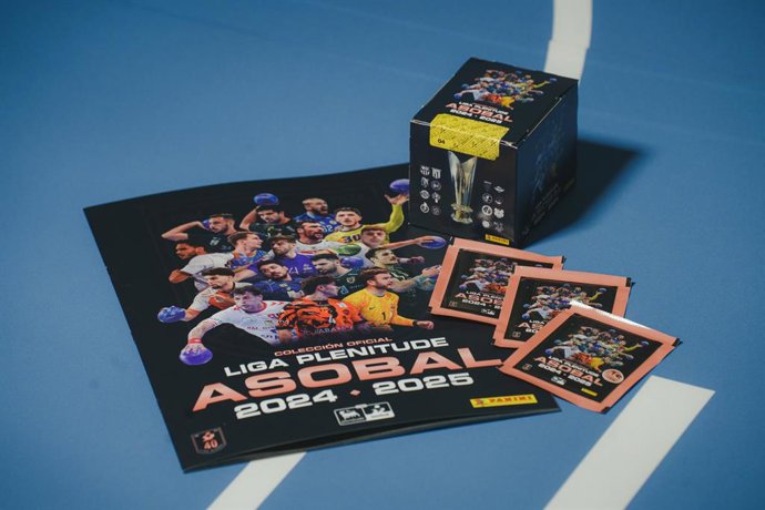 Archivo - Imagen de un album y de una caja de cromos de la colección de la Liga Plenitude 24-25