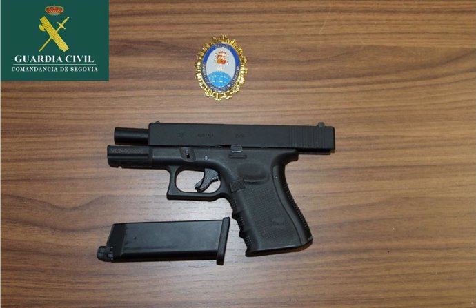 Arma 'airfost' intervenida, una placa insignia del servicio de inteligencia y otra de la Policía Nacional