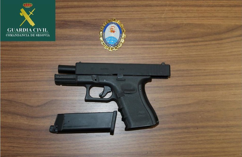 Arma 'airfost' intervenida, una placa insignia del servicio de inteligencia y otra de la Policía Nacional