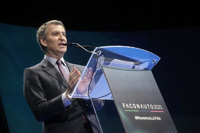 El presidente del PP, Alberto Núñez Feijóo, interviene durante el Congreso Anual de la patronal de los concesionarios, Faconauto, en el palacio municipal de congresos de IFEMA, a 5 de marzo de 2025.