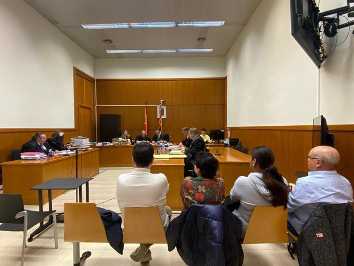 Los cuatro responsables de un geriátrico de Sant Quirze del Vallès acusados por estafa, falsedad documental y abandono durante la primera sesión del juicio en la Audiencia de Barcelona