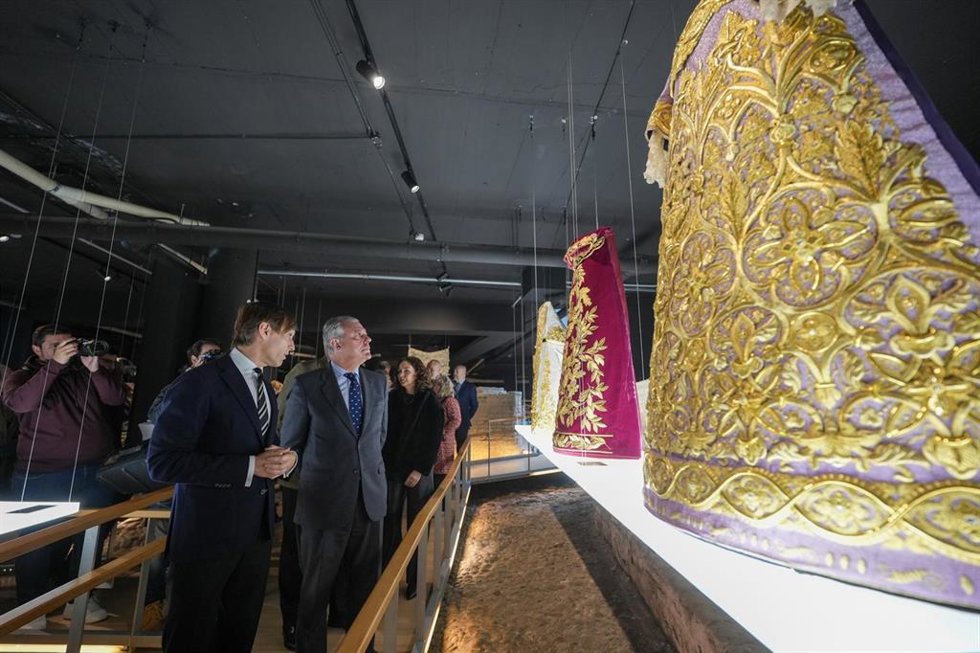 El alcalde de Sevilla visita la muestra de arte sacro 'Del esbozo a la gloria. El viaje del Arte Sacro' en el Castillo de San Jorge.
