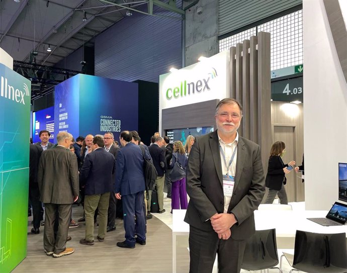 El ceo de Cellnex España, Alfonso Álvarez, en el estand de la compañía en el MWC