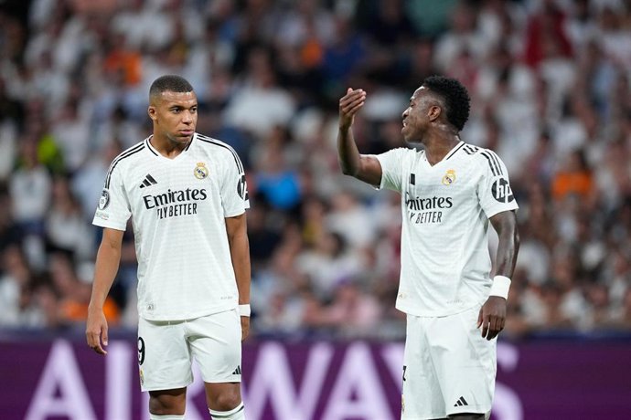 Archivo - El delanterVinicius Junior of Real Madrid talks to Kylian Mbappe during the UEFA Champions League 2024/25 League Phase MD1 match between Real Madrid CF and VfB Stuttgart at Estadio Santiago Bernabeu on September 17, 2024 in Madrid, Spain.