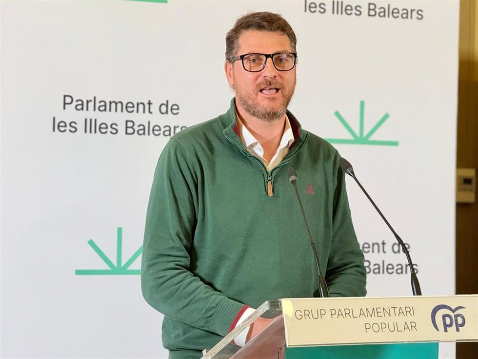 El portavoz del PP en el Parlament, Sebasti Sagreras, en rueda de prensa.