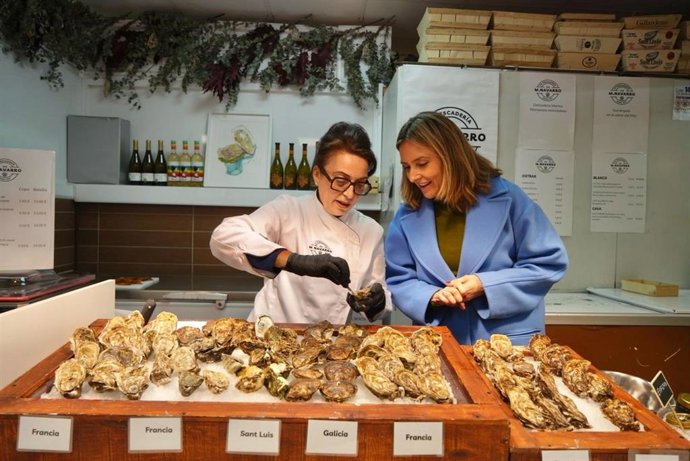 La consejera de Política Social, Familias e Igualdad, Conchita Ruiz, junto a la emprendedora María Dolores Navarro, del programa Impulso Mujer +50