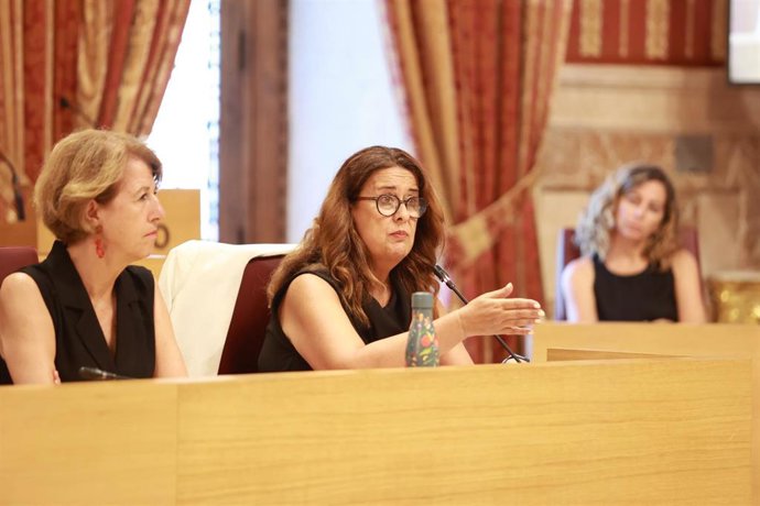 Archivo - La concejal del PSOE Sonia Gaya, interviene durante el pleno extraordinario. 