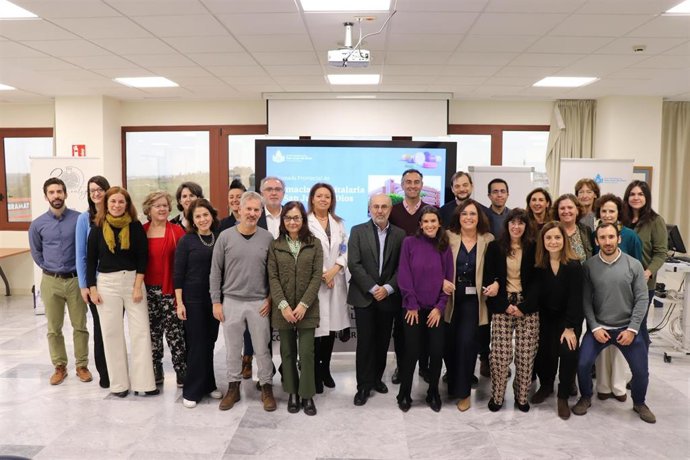 Foto de familia con los expertos en farmacia hospitalaria que participan en una jornada en el Hospital Sn Juan de Dios del Aljarafe.